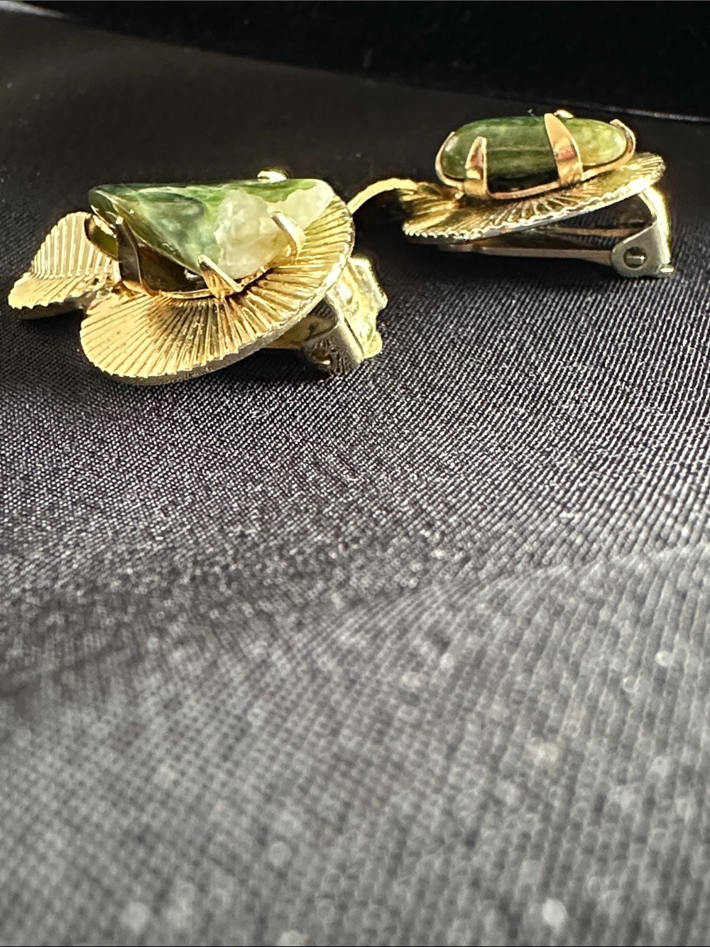 Vintage Coro GUC jade clip on earrings in goldtone plated leaf design - Picture 5 of 6